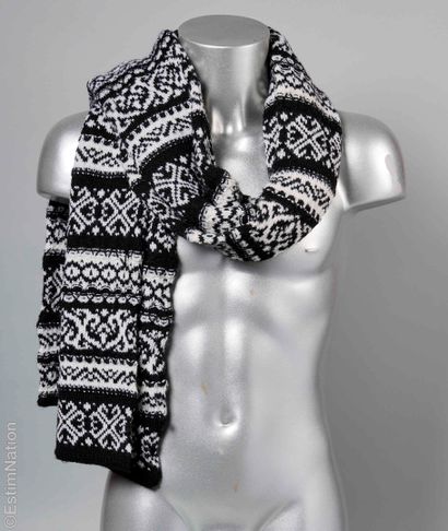 VERSACE
IMPORTANT double-layered ECHARPE...