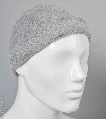 ACNE STUDIOS, FWSS
TROIS BONNETS : le premier...