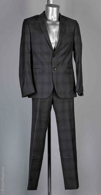 CERRUTI
COSTUME en laine vierge façonnée...