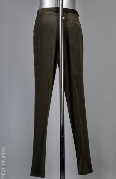 LACOSTE (MANQUE GRIFFE)
PANTALON en velours...
