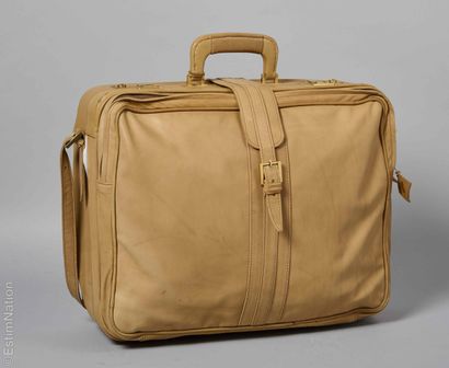NINA RICCI CIRCA 1970
VALISE en cuir souple...