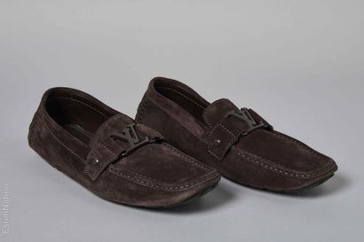 LOUIS VUITTON
PAIRE DE MOCASSINS en peau...