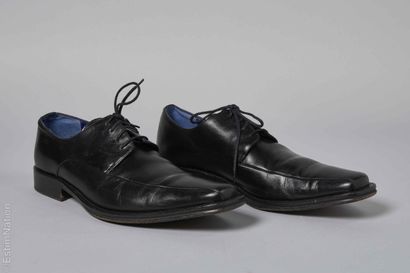 KENZO VINTAGE
PAIRE DE DERBIES en cuir noir...
