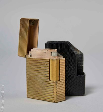 S.T. DUPONT
BRIQUET en métal plaqué or strié,...