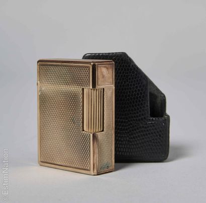 S.T. DUPONT, ANONYME
BRIQUET en métal plaqué...