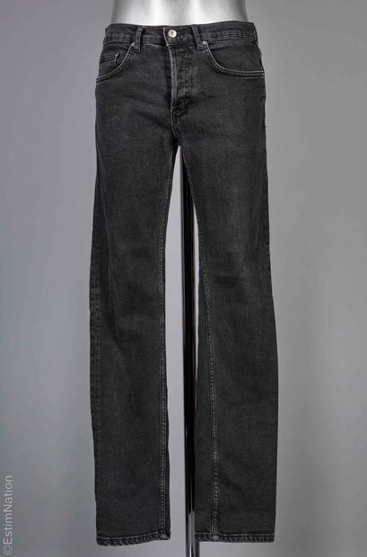 SANDRO
DEUX JEANS :le premier en denim bleu...