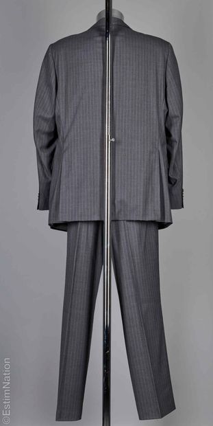 BURBERRY LONDON
COSTUME en laine vierge grise...