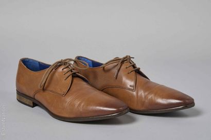 AZZARO
PAIRE DE SOULIERS en cuir patiné dégradé...
