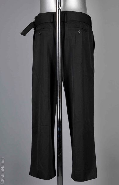 J.W. ANDERSON
PANTALON en lainage noir agrémenté...