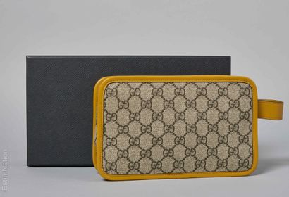 GUCCI
POCHETTE en toile enduite Suprême GG...