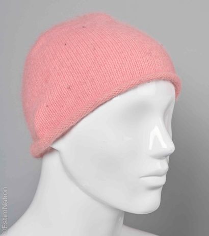 ACNE STUDIOS, FWSS
TROIS BONNETS : le premier...