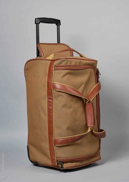 LONGCHAMP
VALISE à roulettes et poignée télescopique...