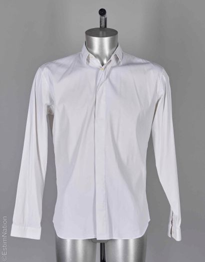 DIOR HOMME
DEUX CHEMISES en coton : la première...