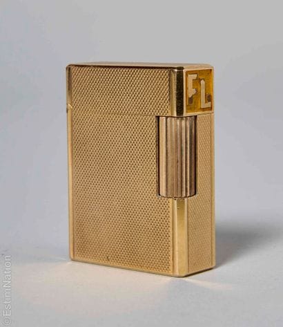 S.T. DUPONT
BRIQUET à décor guilloché en...