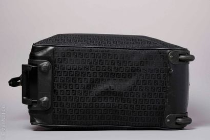 FENDI
VALISE à roulettes souple en toile...