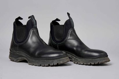 PRADA
PAIRE DE BOTTINES en cuir noir surpiqué...