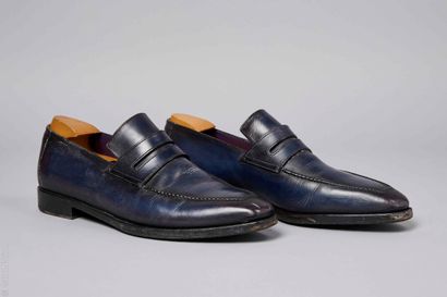 BERLUTI
PAIRE DE MOCASSINS en veau patiné...