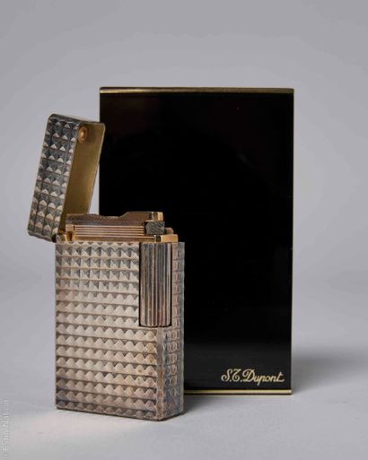 S.T. DUPONT CIRCA 1970
BRIQUET en métal argenté...