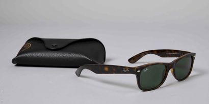 RAY BAN
PAIRE DE LUNETTES DE SOLEIL 