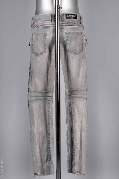 BALMAIN
JEAN en coton stretch délavé gris...