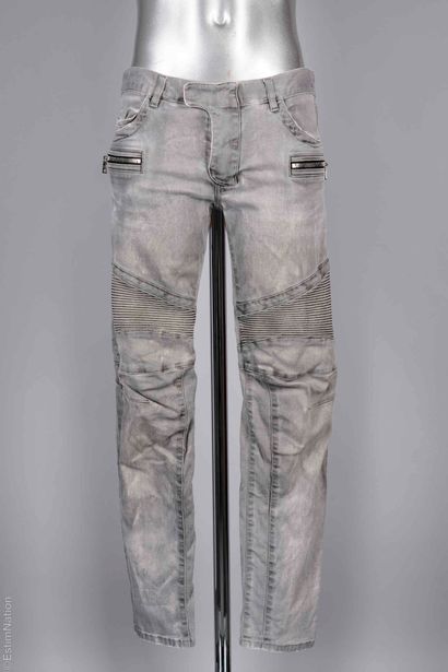 BALMAIN
JEAN en coton stretch délavé gris...