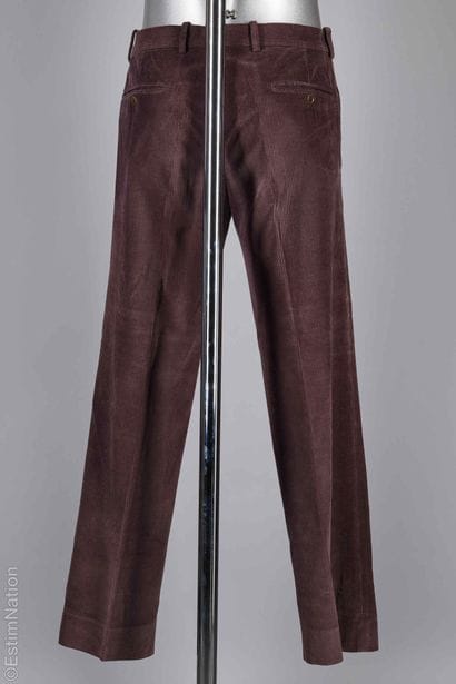 LOUIS VUITTON
PANTALON en velours milleraies...