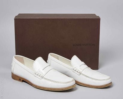 LOUIS VUITTON (2018)
PAIRE DE MOCASSINS bateau...