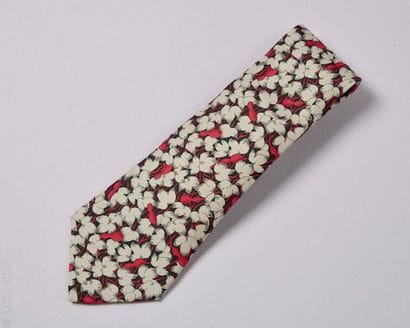 HERMÈS PARIS
CRAVATE en twill de soie imprimée...