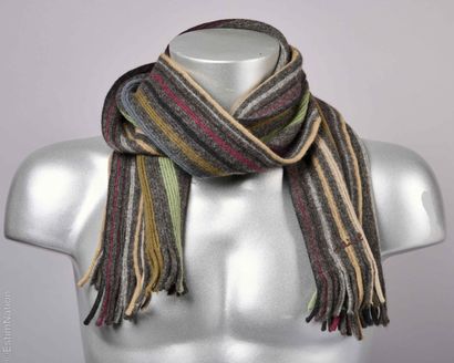 PAUL SMITH, HUGO BOSS
DEUX ECHARPES frangées...