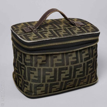 FENDI VINTAGE
TROUSSE DE TOILETTE en toile...