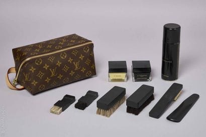 LOUIS VUITTON GAMME LE SOIN DU SOULIER (2008)
TROUSSE...