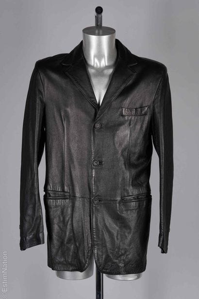 GUNAL, TARGA
MANTEAU en cuir lustré noir,...