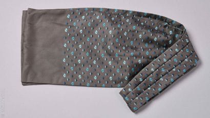 HERMÈS PARIS
ASCOT en twill de soie imprimé...