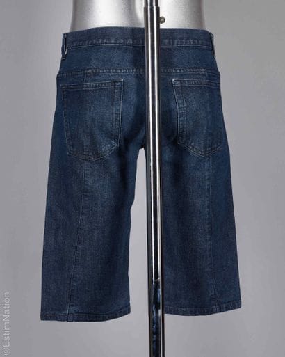 LOUIS VUITTON
BERMUDA en denim brut (T 42)...