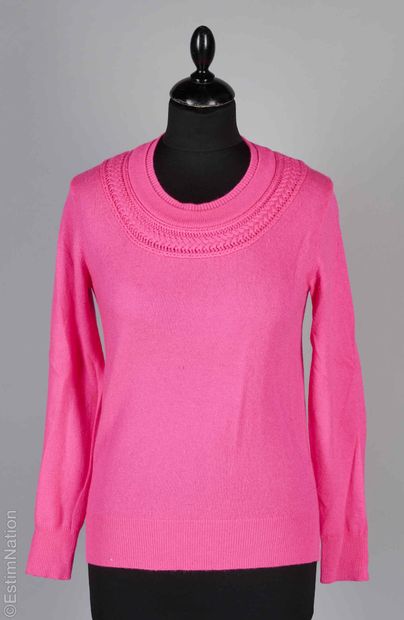 BURBERRY
DEUX PULLS en tricot cachemire à...