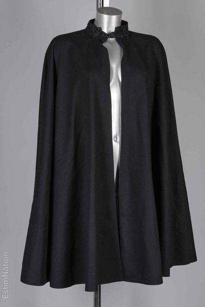 ANONYMOUS VINTAGE
Black wool cape, brandebourg...