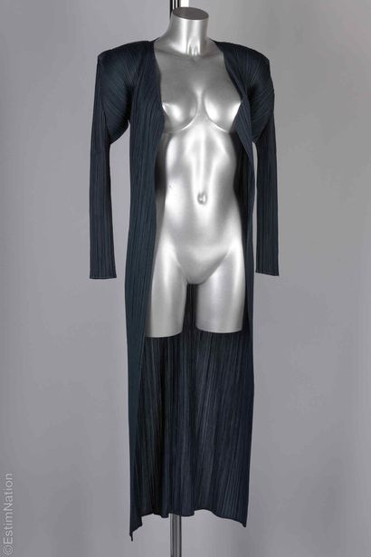 PLEATS PLEASE ISSEY MIYAKE
Permanent pleated...