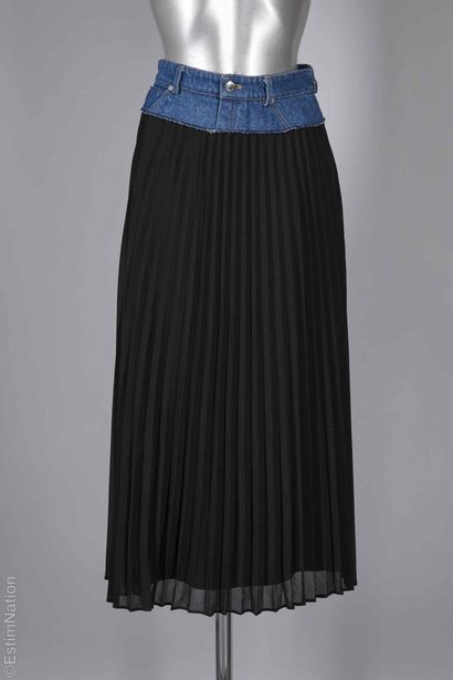 SANDRO, JOSEPH
Black pleated polyester SKIRT...