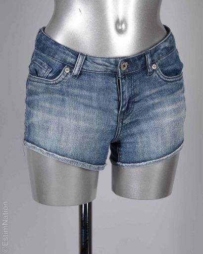 IRO, LEVI'S
DEUX MINI SHORTS en denim : le...