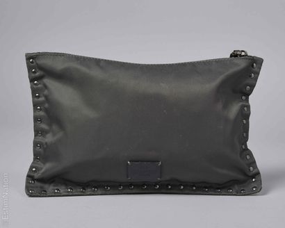 PRADA VINTAGE, VALENTINO
SAC BANANE en nylon...
