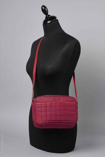 COURRÈGES CIRCA 1980/90
SAC en nylon bordeaux,...