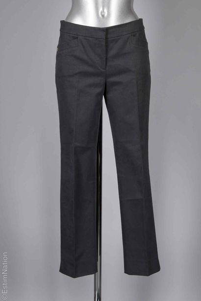 LORO PIANA, MARNI
DEUX PANTALONS en coton...