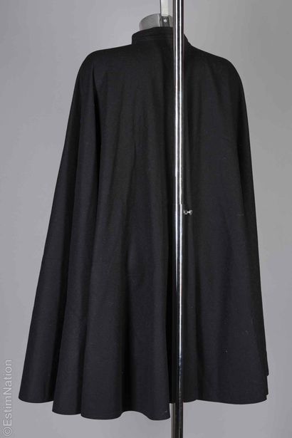 ANONYMOUS VINTAGE
Black wool cape, brandebourg...
