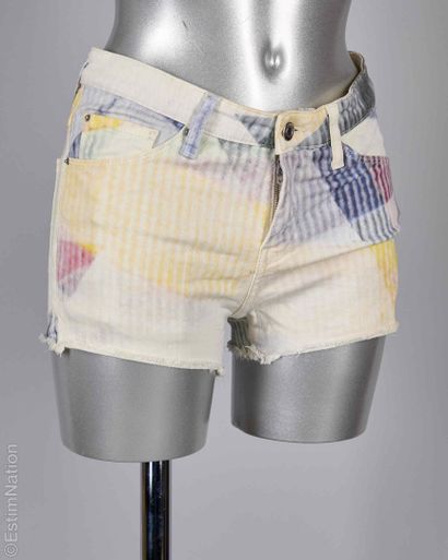 IRO, LEVI'S
DEUX MINI SHORTS en denim : le...