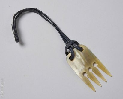 HERMÈS
PEIGNE en corne agrémenté de son lien...