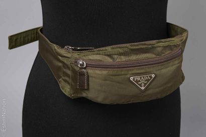 PRADA VINTAGE, VALENTINO
SAC BANANE en nylon...