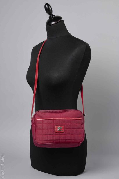 COURRÈGES CIRCA 1980/90
SAC en nylon bordeaux,...