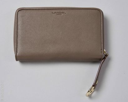 LANCEL
ORGANISEUR en cuir taupe comprenant...