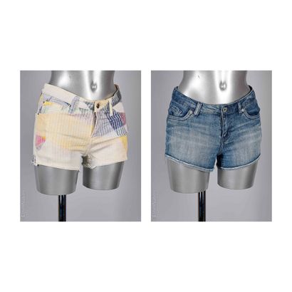 IRO, LEVI'S
DEUX MINI SHORTS en denim : le...