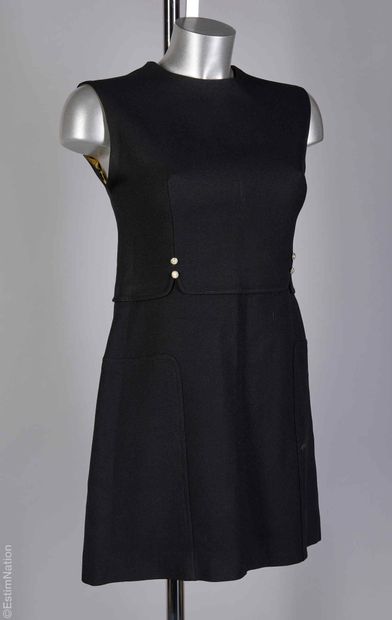 ANONYME CIRCA 1970
ROBE en crêpe noir, effet...